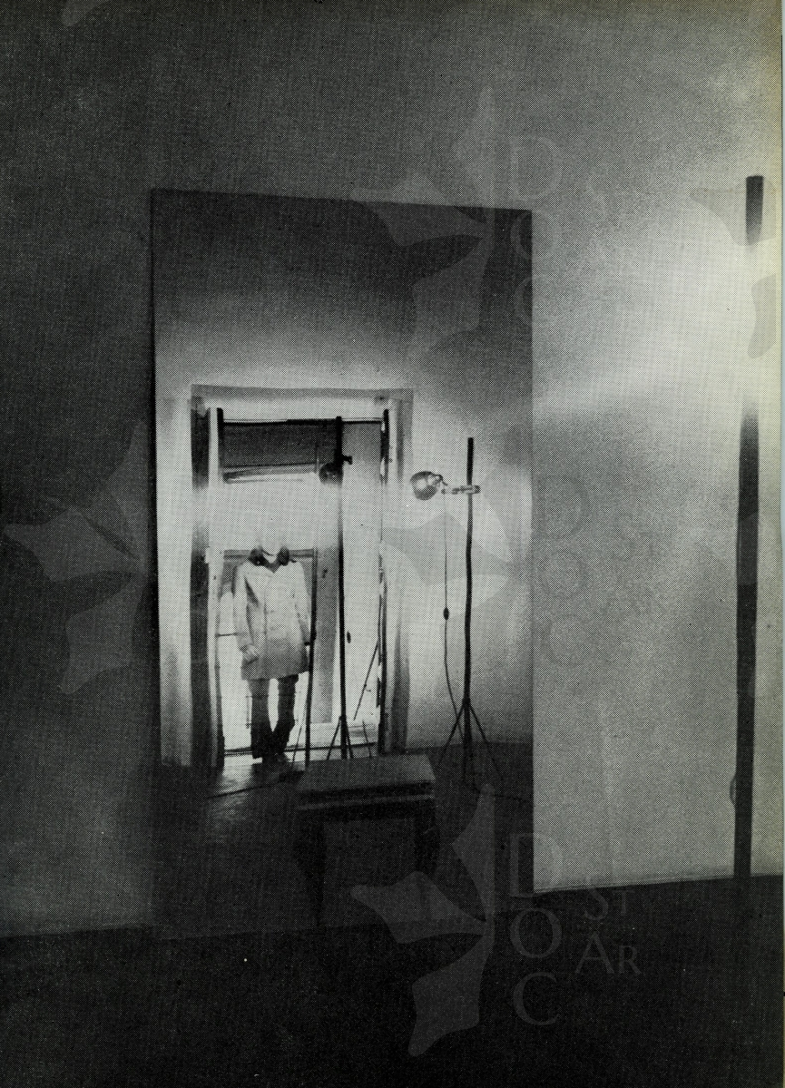 Immagine 1-822311 Quadro specchiante di Pistoletto ed uno dei riflettori noleggiati a Cinecittà per la mostra