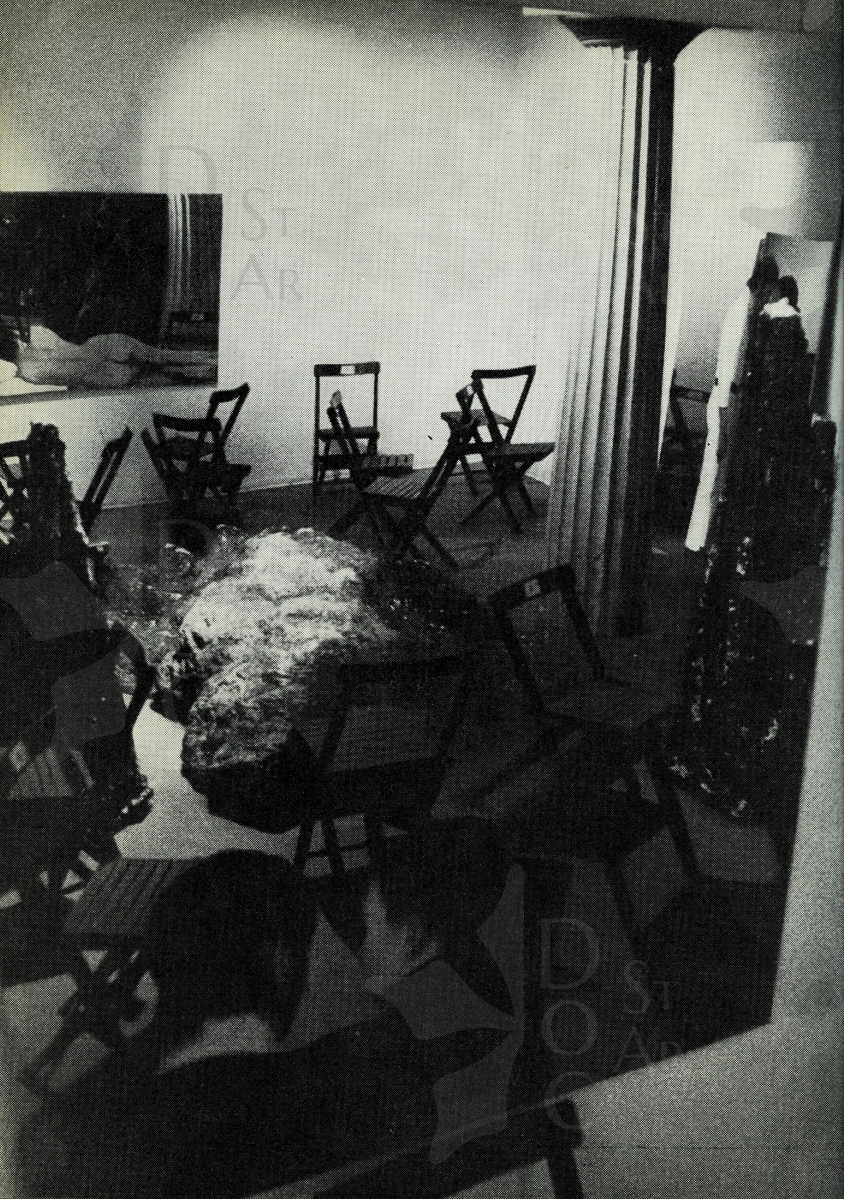Immagine 1-602412 Veduta dell´allestimento della mostra: alle parete dei Quadri specchianti; sedie pieghevoli ed elementi scenografici per trasformare la galleria in un set cinematografico