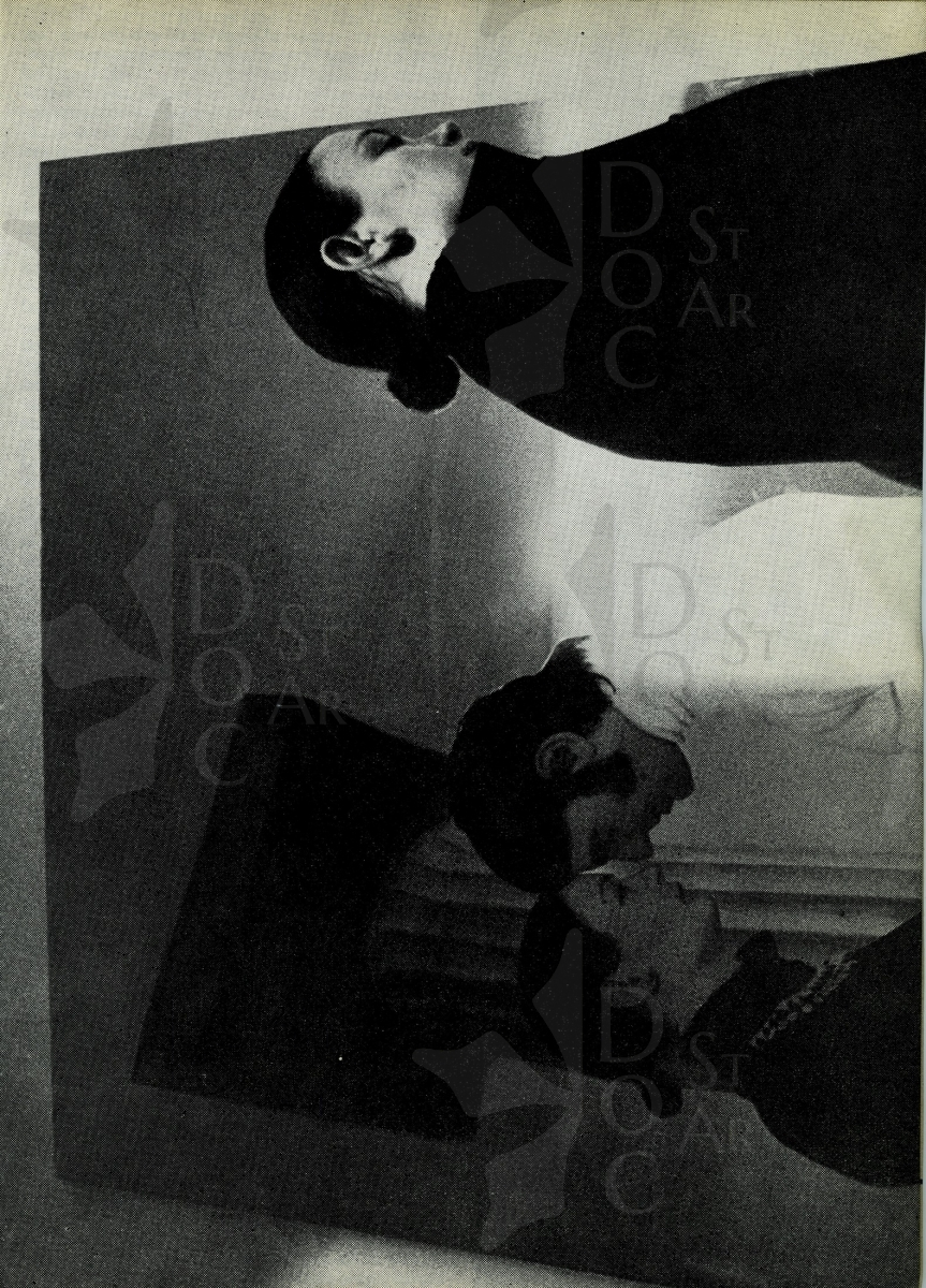 Immagine 1-802514 Maria Pioppi posa davanti ad un quadro specchiante che la raffigura con Pistoletto