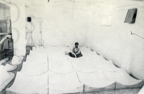 Immagine 1-5821514 Pino Pascali fotografato con Il Mare e La scogliera nel suo studio