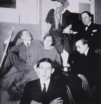 Immagine 1-5721717 Friedrich Vordemberge-Gildewart con Hans Nitzschke, Nelly e Theo van Doesburg, Kurt Schwitters e Kathe Steinitz, nello studio di Nitzschke a Hannover 