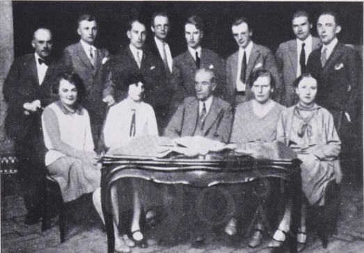 Immagine 1-8321918 Kupka nel suo studio al centro di un gruppo di suoi allievi cecoslovacchi